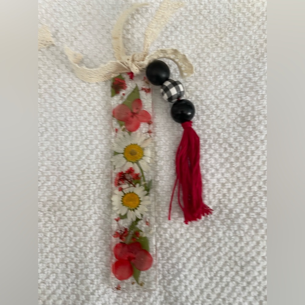 HANDMADE dried flower BOOKMARKs! Makes for a perfect gift with you favorite 📚.